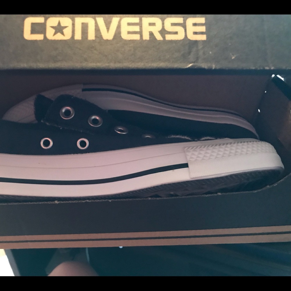 ⭐️ sold on ♏️erc⭐️ NIB Women’s Converse size 6